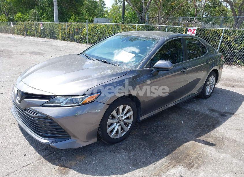 Photo 2 of 2020 Toyota Camry LE (VIN 4T1C11AK5LU997165)