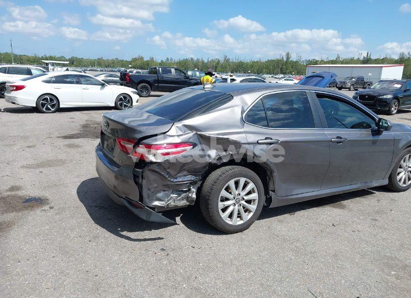 Photo 6 of 2020 Toyota Camry LE (VIN 4T1C11AK5LU997165)