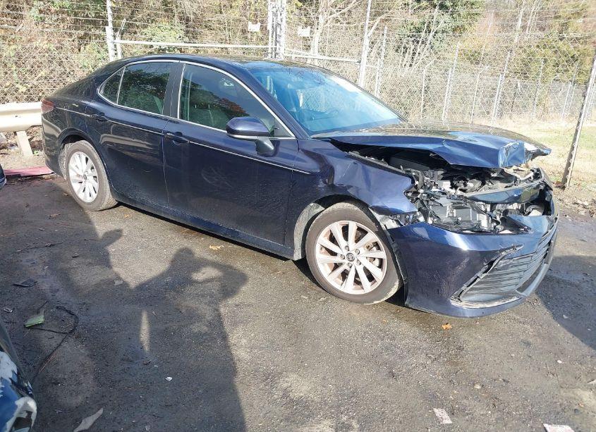 2021 Toyota Camry LE (VIN 4T1C11AK5MU513108) main photo