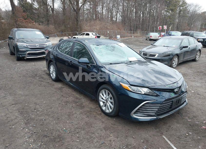 2021 Toyota Camry LE (VIN 4T1C11AK5MU546304) main photo