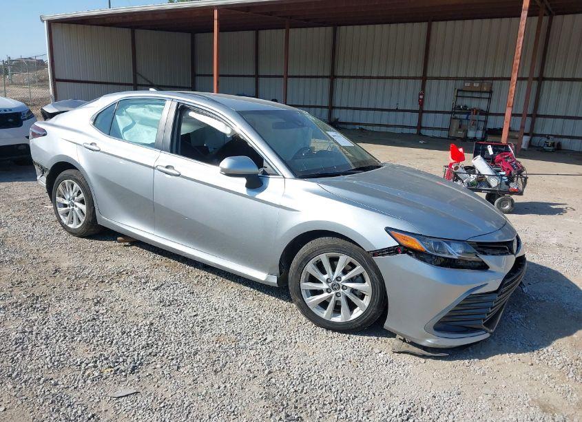 2021 Toyota Camry LE (VIN 4T1C11AK5MU550482) main photo