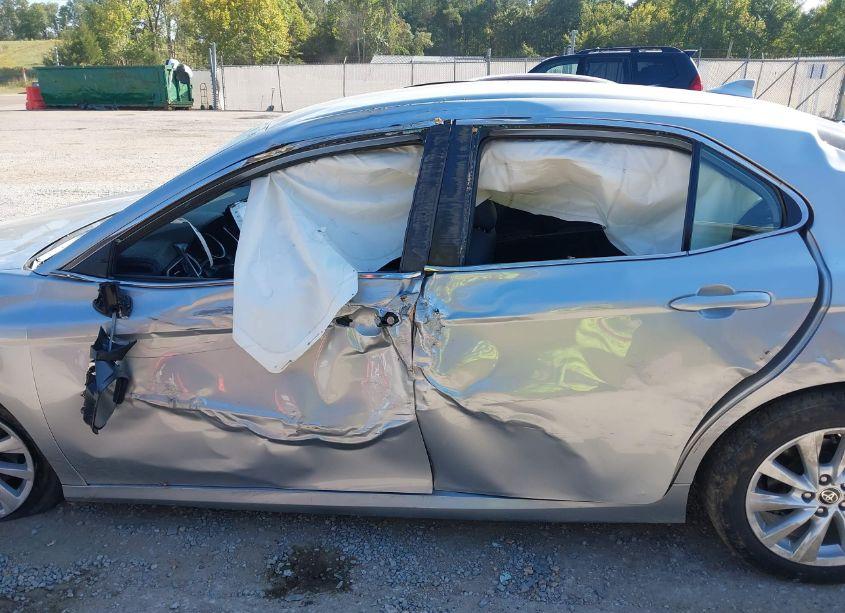 Photo 15 of 2021 Toyota Camry LE (VIN 4T1C11AK5MU550482)