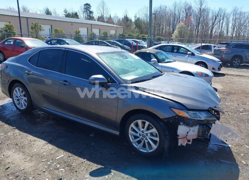 2021 Toyota Camry LE (VIN 4T1C11AK5MU563426) main photo