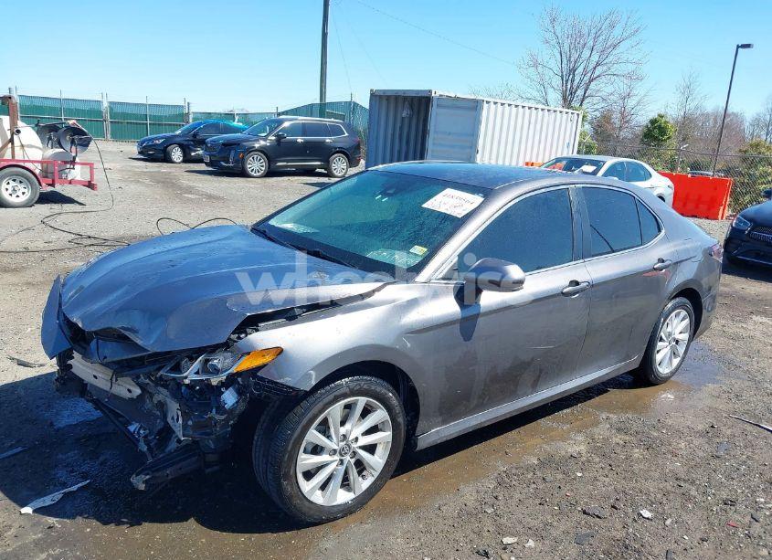 Photo 2 of 2021 Toyota Camry LE (VIN 4T1C11AK5MU563426)