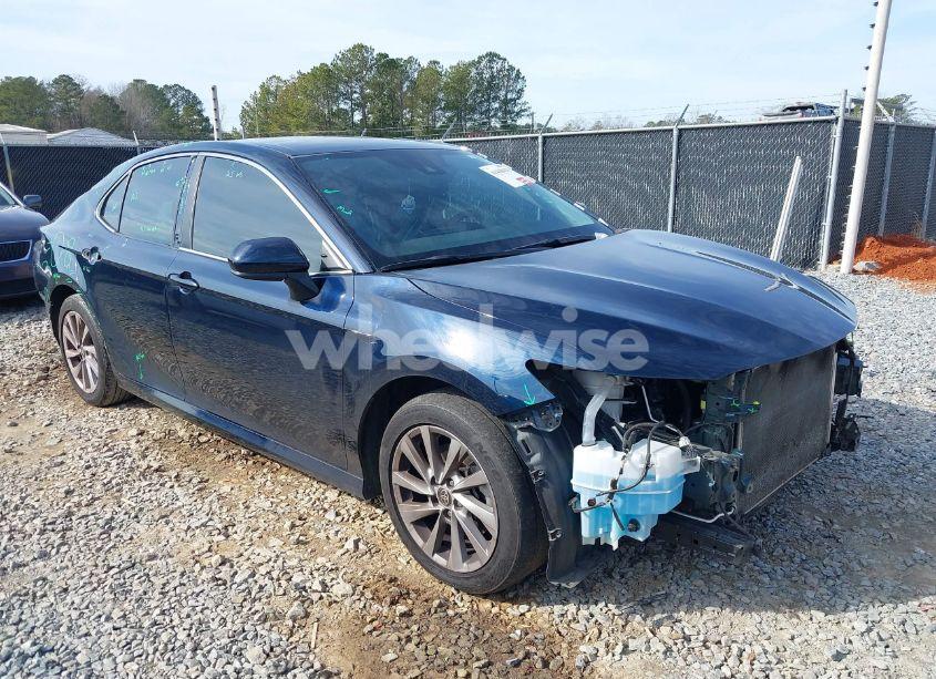 2021 Toyota Camry LE (VIN 4T1C11AK5MU586401) main photo