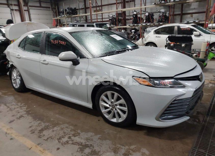 2022 Toyota Camry LE (VIN 4T1C11AK5NU037816) main photo