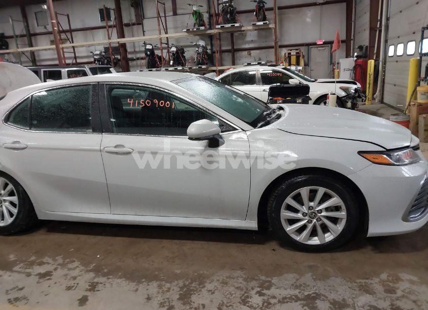 Photo 13 of 2022 Toyota Camry LE (VIN 4T1C11AK5NU037816)