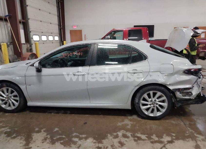 Photo 14 of 2022 Toyota Camry LE (VIN 4T1C11AK5NU037816)