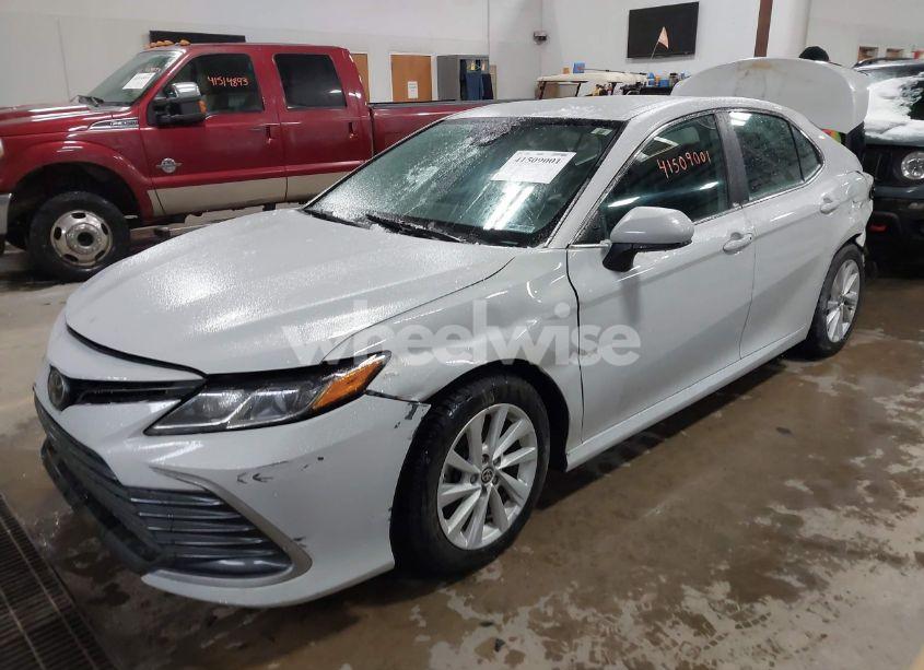Photo 2 of 2022 Toyota Camry LE (VIN 4T1C11AK5NU037816)
