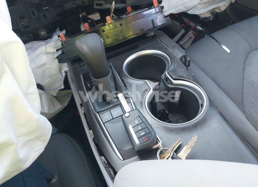 Photo 11 of 2022 Toyota Camry LE (VIN 4T1C11AK5NU047780)