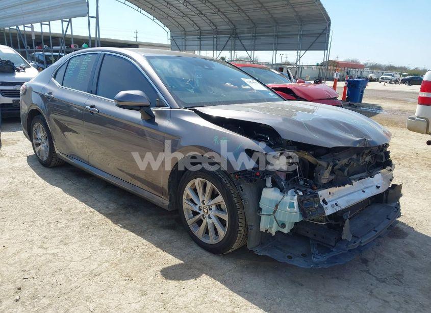 2022 Toyota Camry LE (VIN 4T1C11AK5NU651474) main photo