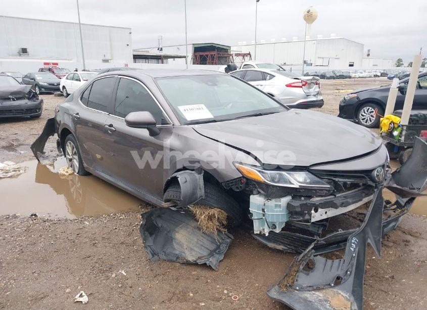 2022 Toyota Camry LE (VIN 4T1C11AK5NU669313) main photo