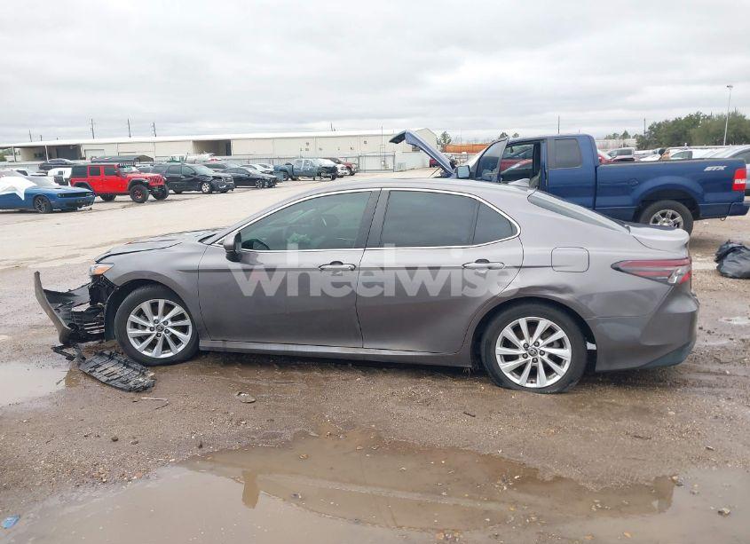 Photo 14 of 2022 Toyota Camry LE (VIN 4T1C11AK5NU669313)
