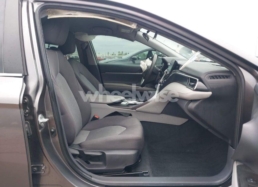 Photo 5 of 2022 Toyota Camry LE (VIN 4T1C11AK5NU669313)