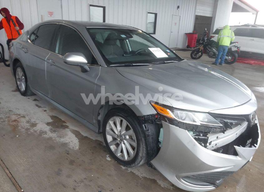 2022 Toyota Camry LE (VIN 4T1C11AK5NU690579) main photo