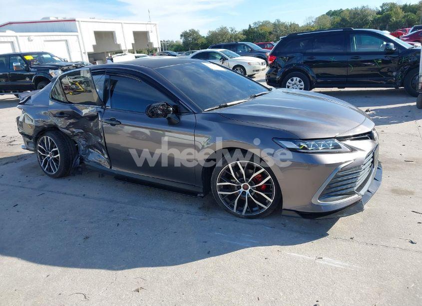 2022 Toyota Camry LE (VIN 4T1C11AK5NU692445) main photo