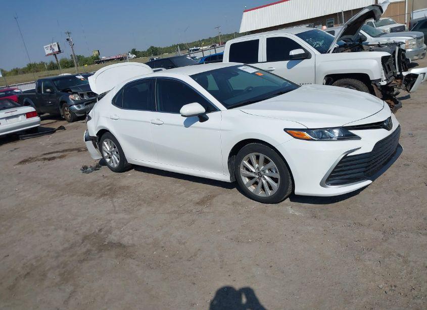 2022 Toyota Camry LE (VIN 4T1C11AK5NU693885) main photo