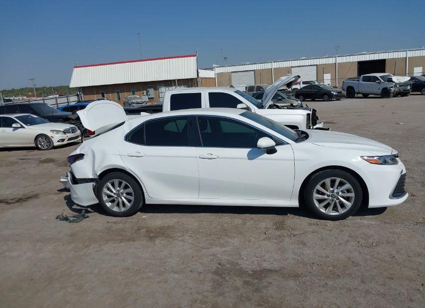 Photo 13 of 2022 Toyota Camry LE (VIN 4T1C11AK5NU693885)