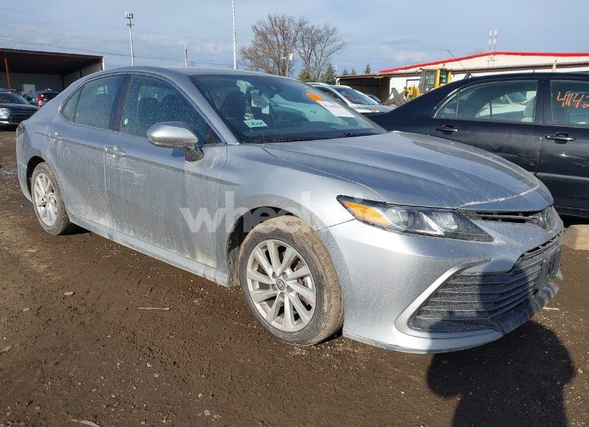 2022 Toyota Camry LE (VIN 4T1C11AK5NU713150) main photo
