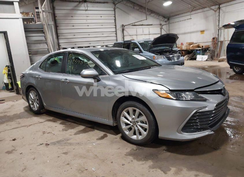 2024 Toyota Camry LE (VIN 4T1C11AK5RU261268) main photo