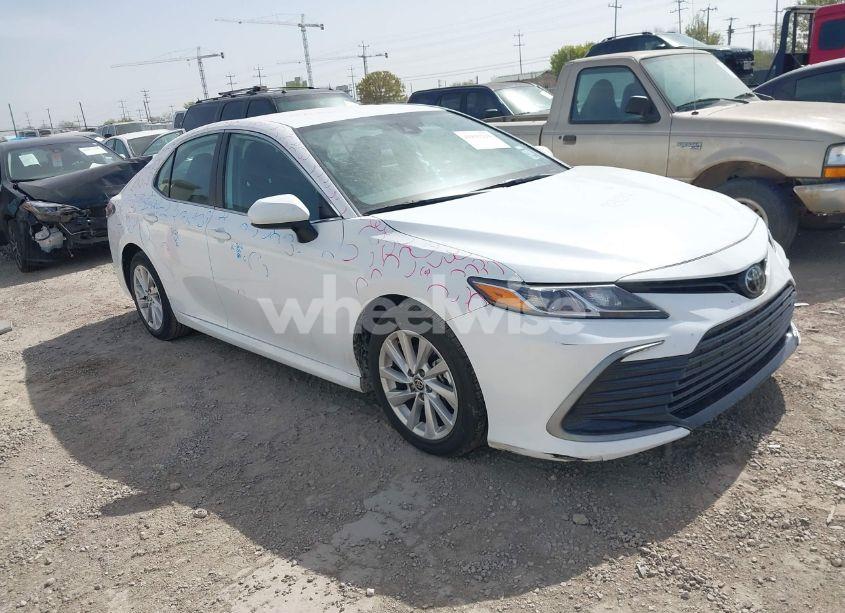 2024 Toyota Camry LE (VIN 4T1C11AK5RU864818) main photo