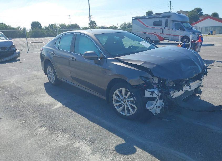 2024 Toyota Camry LE (VIN 4T1C11AK5RU895888) main photo