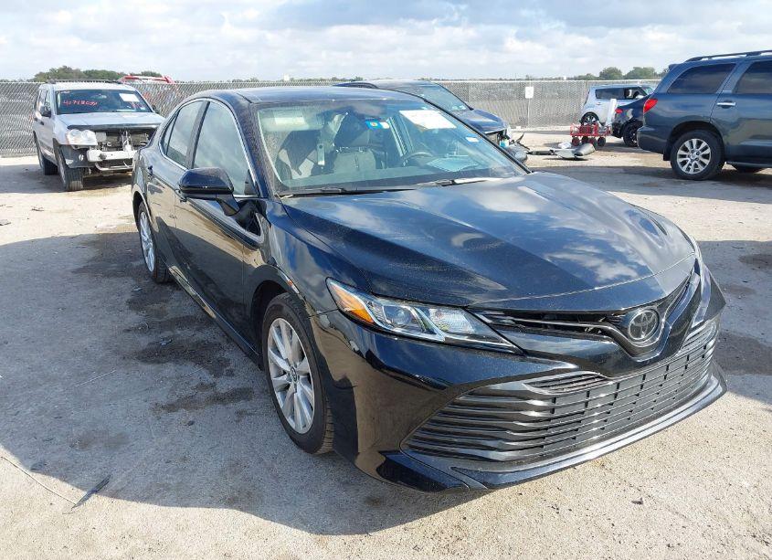 2020 Toyota Camry LE (VIN 4T1C11AK6LU862681) main photo