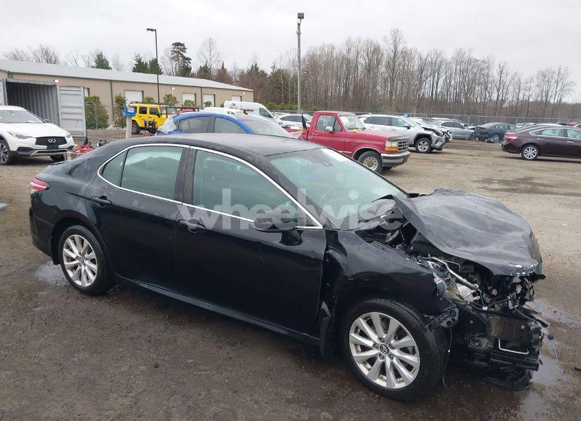 2020 Toyota Camry LE (VIN 4T1C11AK6LU898323) main photo