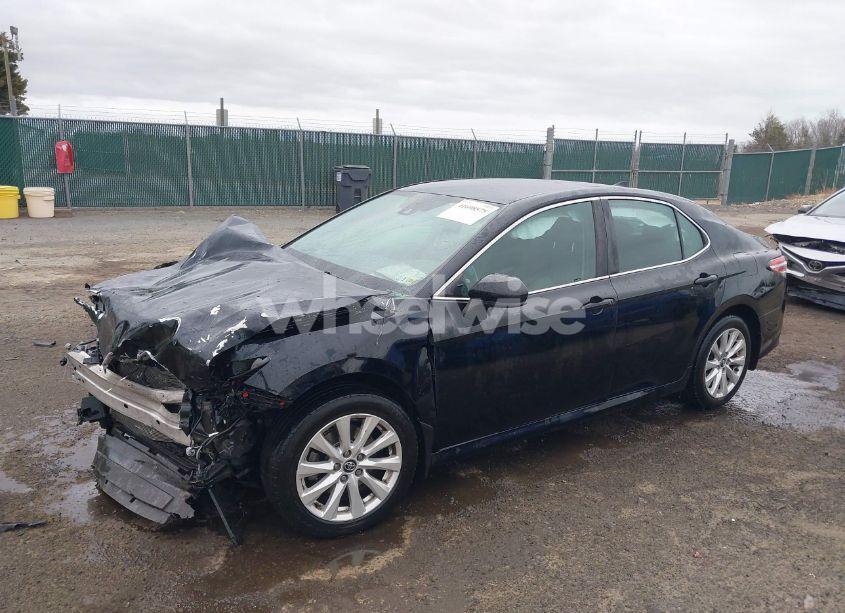 Photo 2 of 2020 Toyota Camry LE (VIN 4T1C11AK6LU898323)