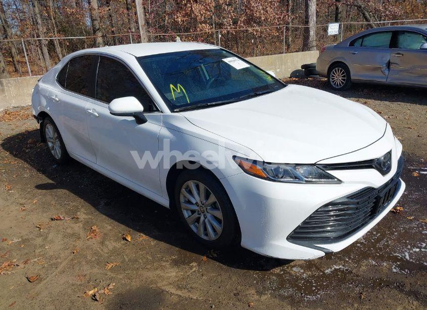 2020 Toyota Camry LE (VIN 4T1C11AK6LU975708) main photo