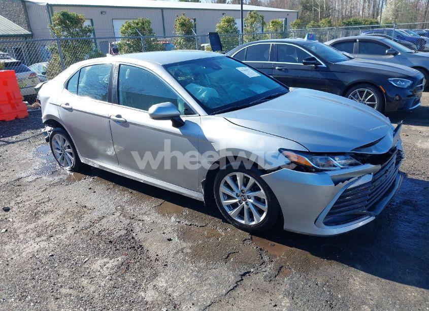 2021 Toyota Camry LE (VIN 4T1C11AK6MU420159) main photo