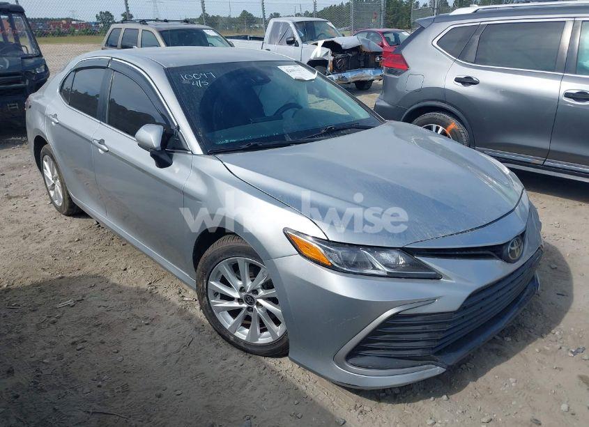 2021 Toyota Camry LE (VIN 4T1C11AK6MU443408) main photo