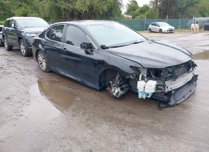 2021 Toyota Camry LE (VIN 4T1C11AK6MU453730) main photo