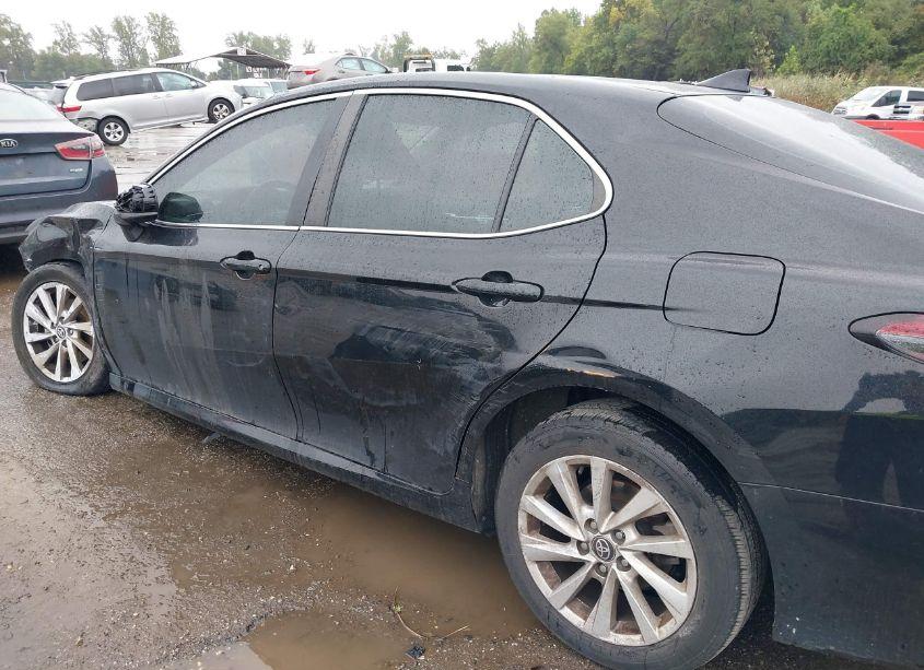 Photo 20 of 2021 Toyota Camry LE (VIN 4T1C11AK6MU453730)