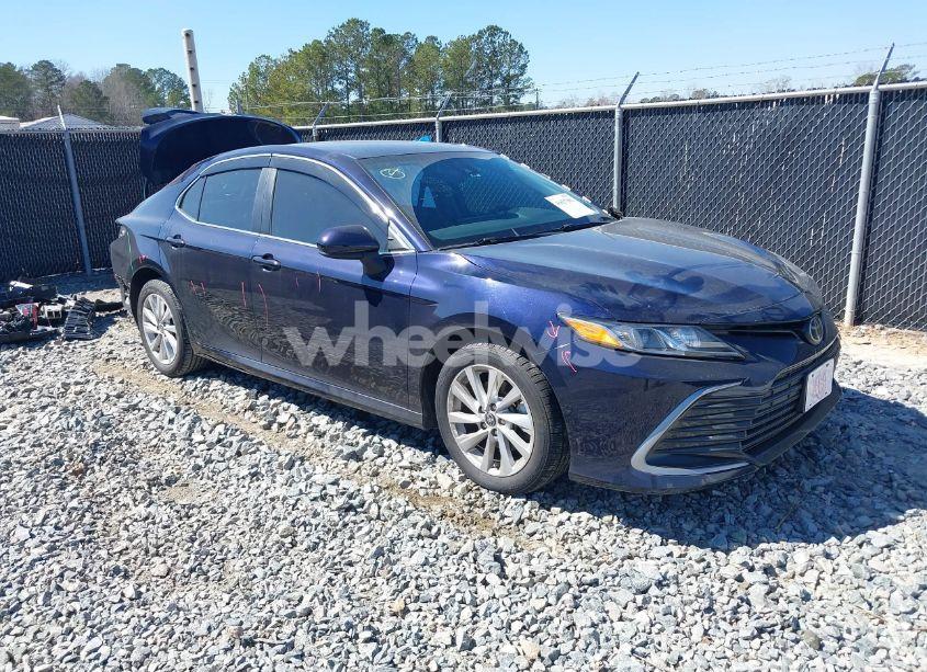 2021 Toyota Camry LE (VIN 4T1C11AK6MU458586) main photo