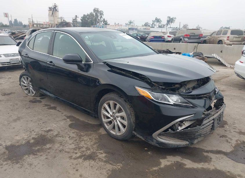 2021 Toyota Camry LE (VIN 4T1C11AK6MU546389) main photo