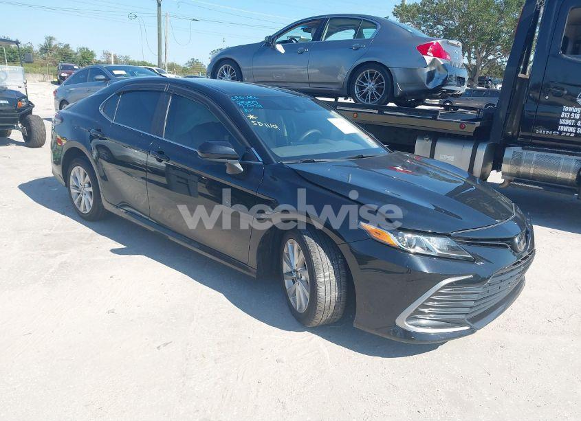 2021 Toyota Camry LE (VIN 4T1C11AK6MU563015) main photo