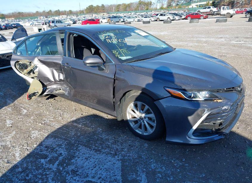 2021 Toyota Camry LE (VIN 4T1C11AK6MU616117) main photo