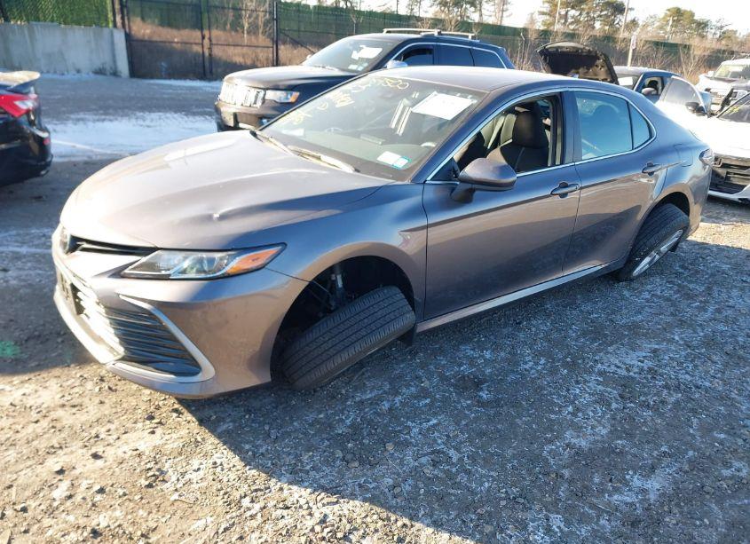 Photo 2 of 2021 Toyota Camry LE (VIN 4T1C11AK6MU616117)