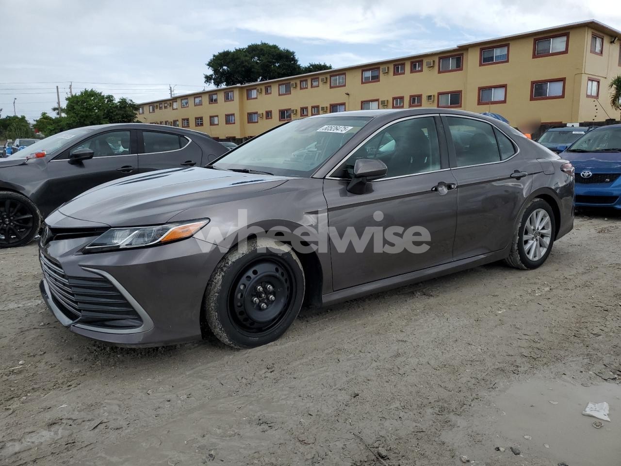 2022 TOYOTA CAMRY LE (VIN 4T1C11AK6NU053197) main photo