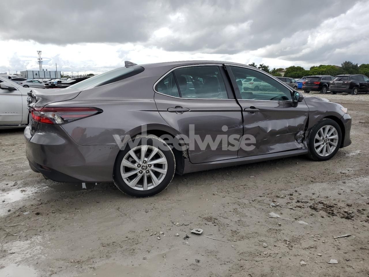 Photo 3 of 2022 TOYOTA CAMRY LE (VIN 4T1C11AK6NU053197)