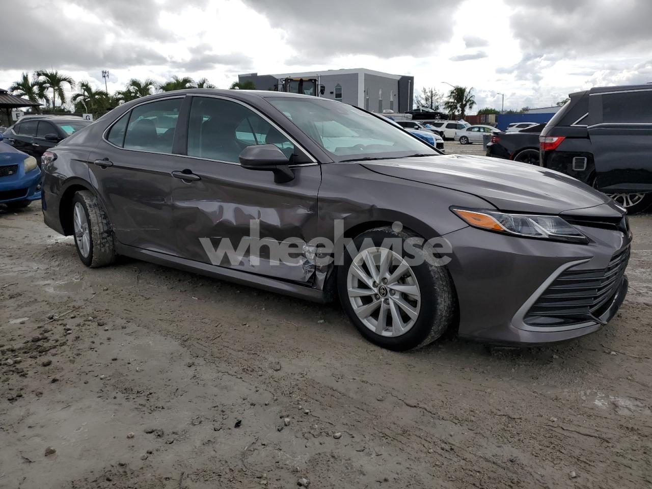 Photo 4 of 2022 TOYOTA CAMRY LE (VIN 4T1C11AK6NU053197)