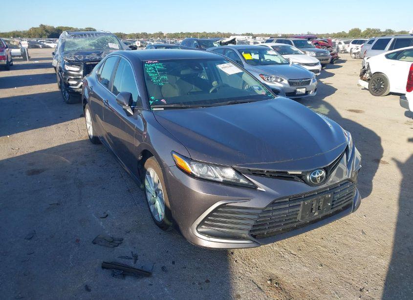 2022 Toyota Camry LE (VIN 4T1C11AK6NU631573) main photo