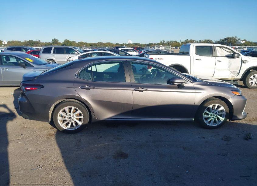 Photo 13 of 2022 Toyota Camry LE (VIN 4T1C11AK6NU631573)