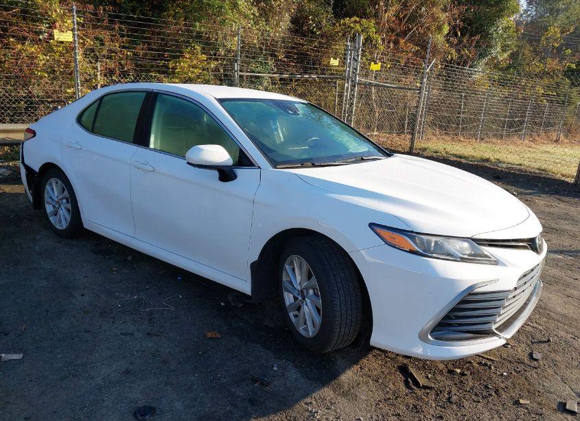 2022 Toyota Camry LE (VIN 4T1C11AK6NU635302) main photo