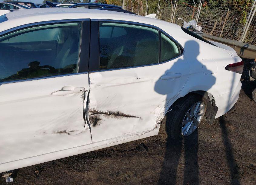 Photo 6 of 2022 Toyota Camry LE (VIN 4T1C11AK6NU635302)