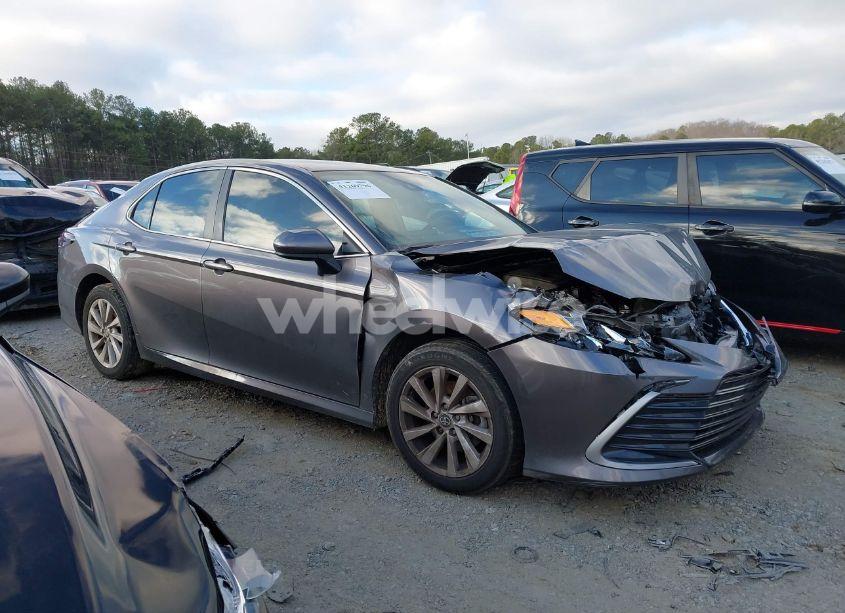Photo 13 of 2022 Toyota Camry LE (VIN 4T1C11AK6NU668171)