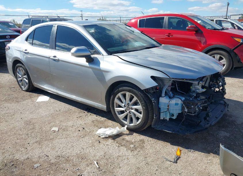 2022 Toyota Camry LE (VIN 4T1C11AK6NU696181) main photo