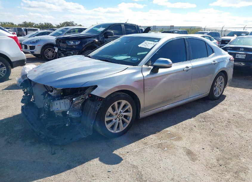 Photo 2 of 2022 Toyota Camry LE (VIN 4T1C11AK6NU696181)