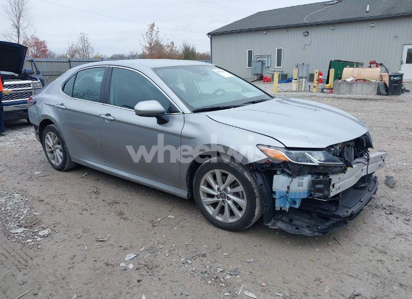 2022 Toyota Camry LE (VIN 4T1C11AK6NU697461) main photo